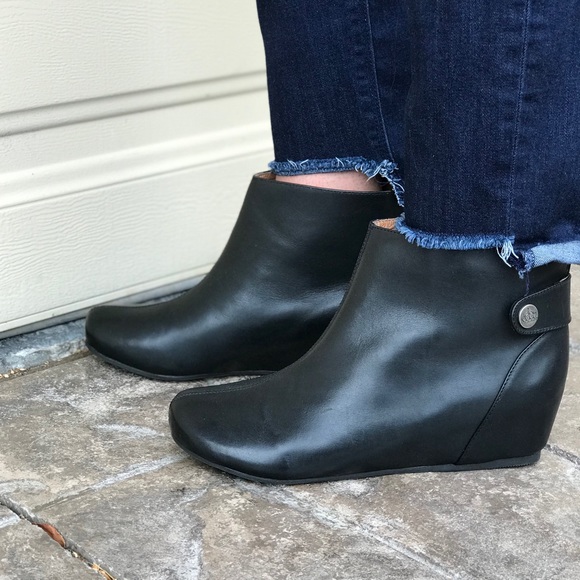 NIB Rich Leather Snap Back Hidden Wedge Booties - Picture 6 of 7